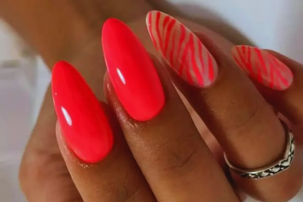 Unhas cor de coral