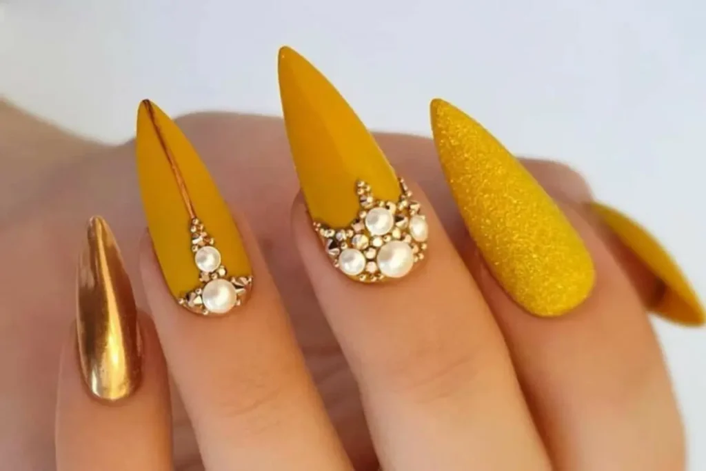 Unhas decoradas na cor amarela