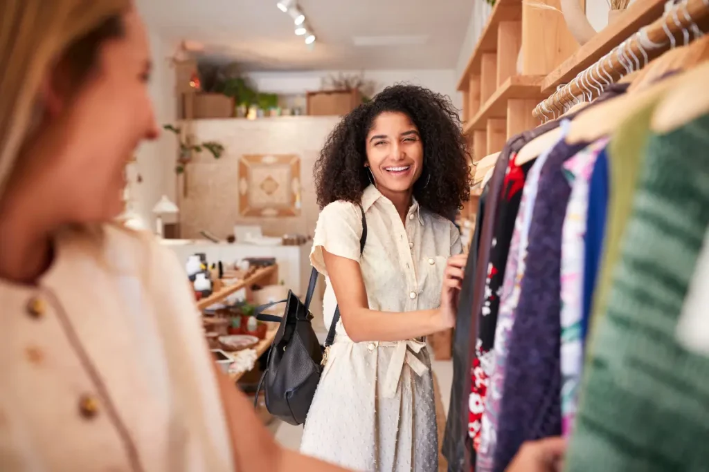 Mulher fazendo compras numa loja de roupas