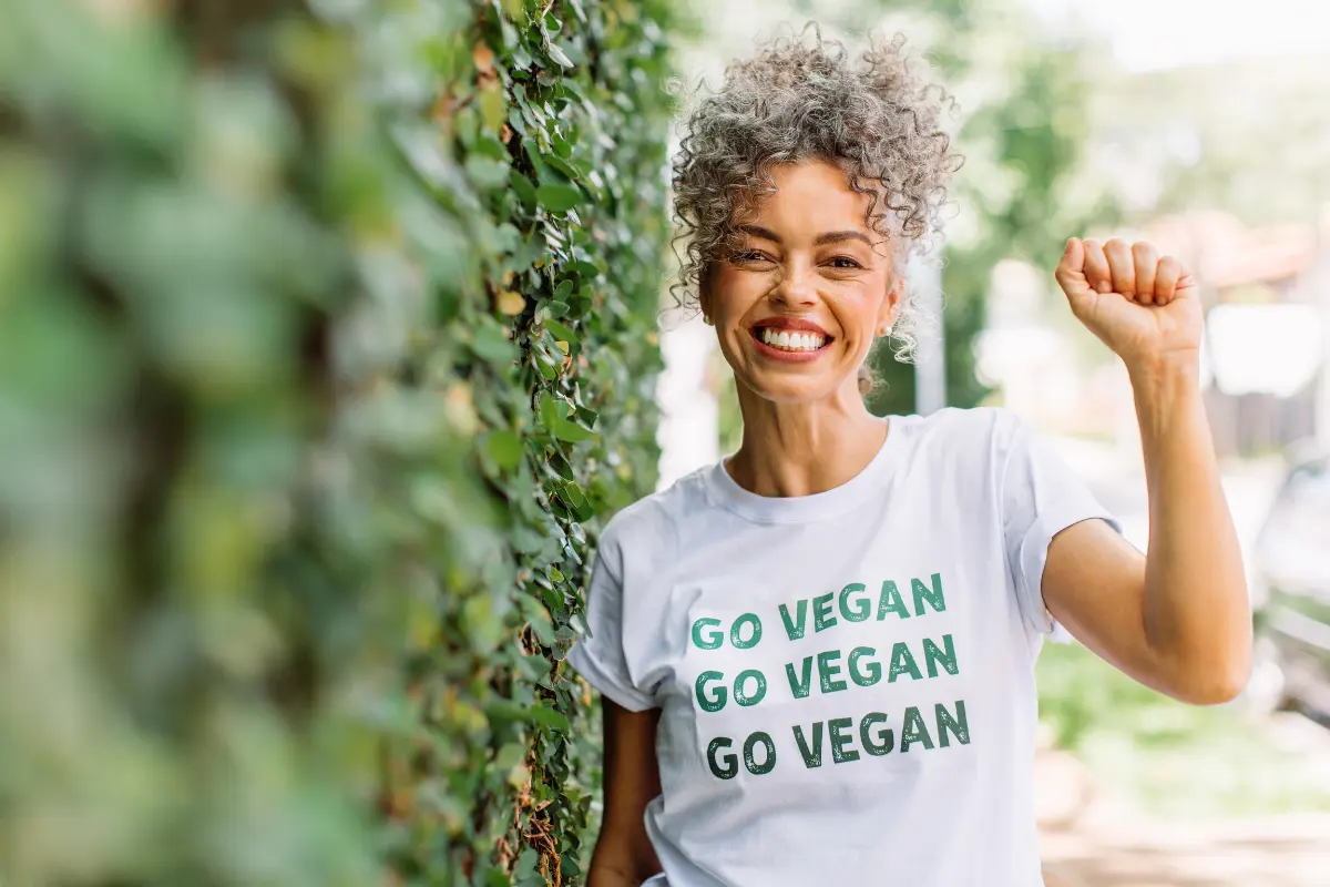 Veganismo 10 Curiosidades Sobre a Filosofia Vegana - Mulher com uma camiseta da filosofia vegana