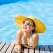 Cabelos Saudáveis 8 Dicas de Cuidados Nesse Verão - Mulher sorrindo na beira da piscina