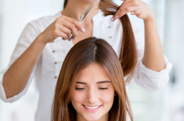 Cortes de cabelo feminino 2024/2025 - Cabeleireira cortando o cabelo da cliente