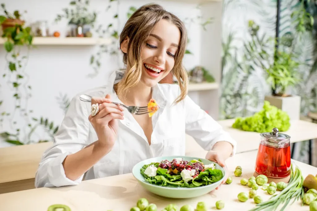 Mulher comendo alimentação saudável