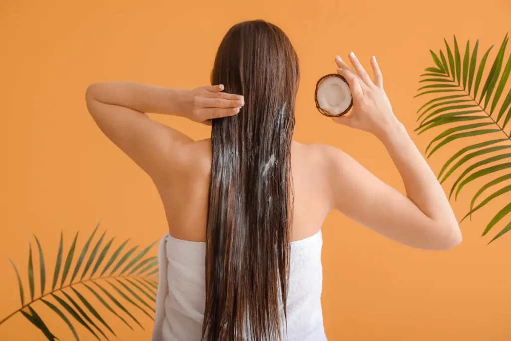 Mulher hidratando o cabelo