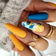 Unhas Postiças 5 Passos Para Aplicar Unhas Autocolantes em Casa - Unhas amarelas e azuis decoradas