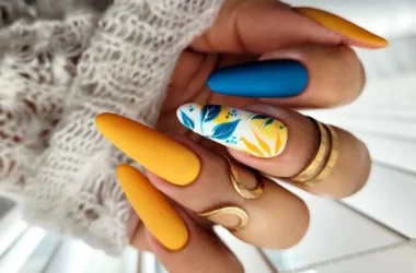 Unhas Postiças 5 Passos Para Aplicar Unhas Autocolantes em Casa - Unhas amarelas e azuis decoradas