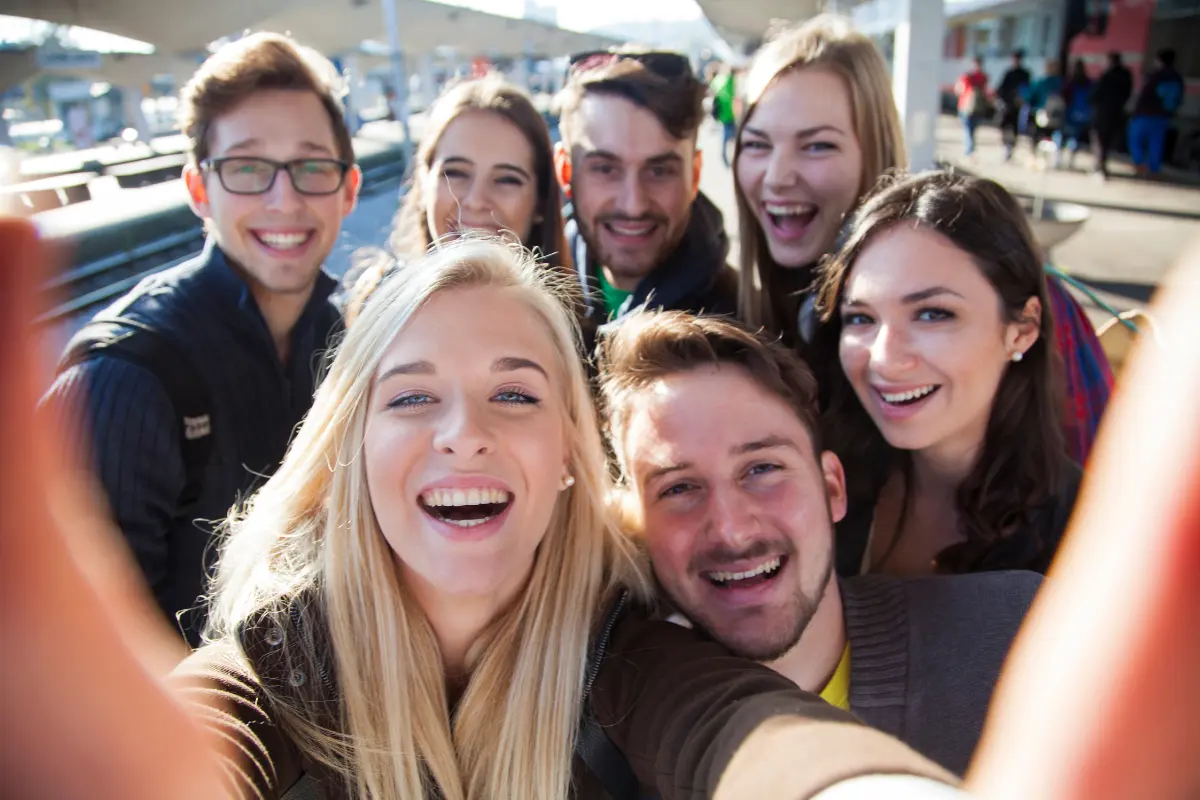 Bem-Estar 10 Dicas Para Melhorar a Qualidade de Vida - Pessoas felizes tirando foto