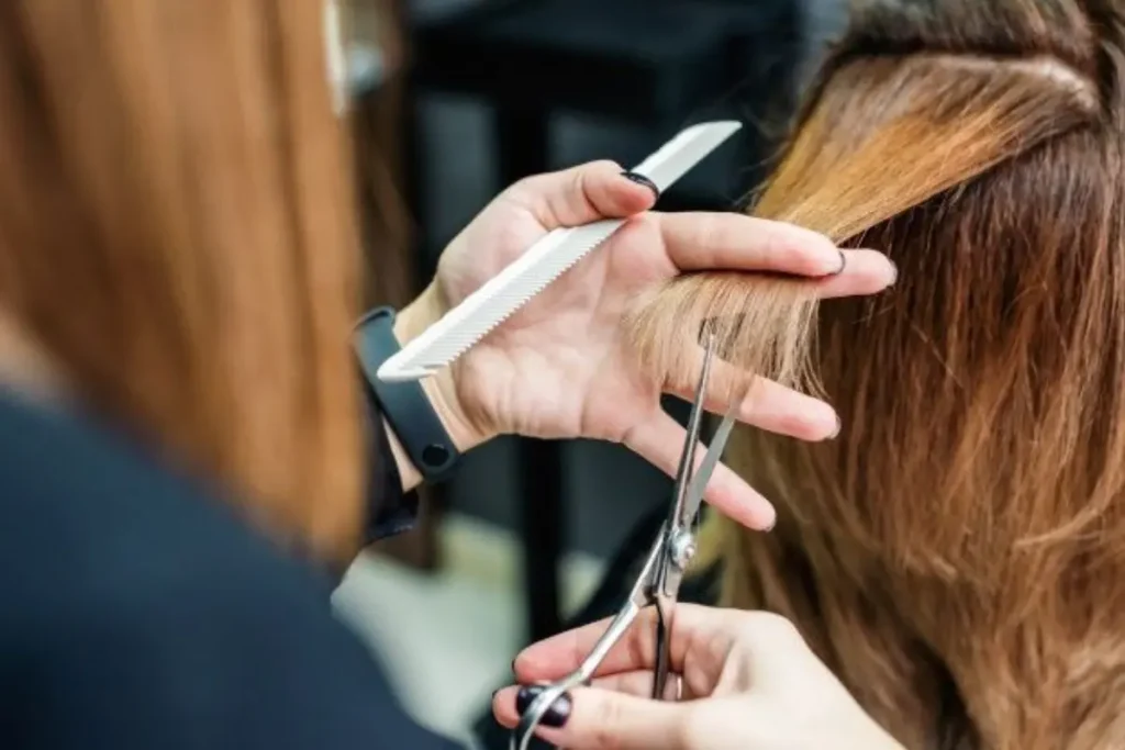 Cabeleireira cortando cabelo