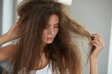 Cabelos Danificados 8 Dicas Essenciais Para Ter Cabelos Saudáveis - Mulher com cabelo danificado