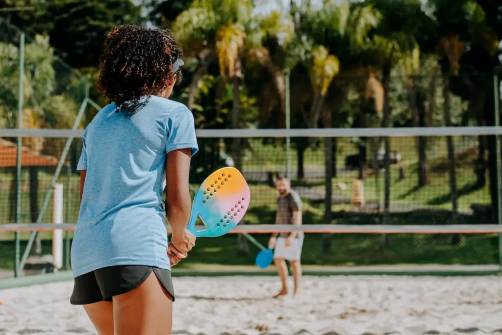 Casal jogando Beach Tennis