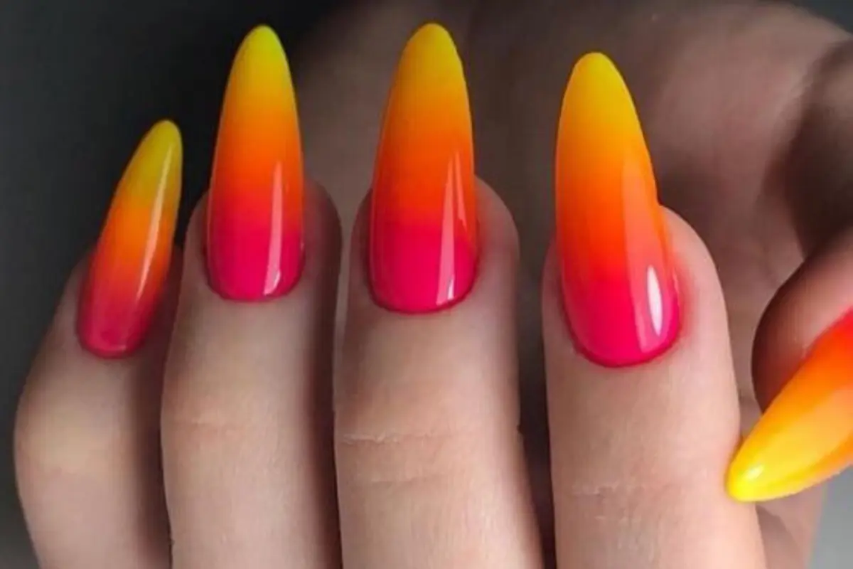 Cores Vibrantes 6 ToCores Vibrantes 6 Tons de Unhas de Verão de Arrasar - Unhas degradê nas cores rosa, laranja e amarelons de Unhas de Verão de Arrasar