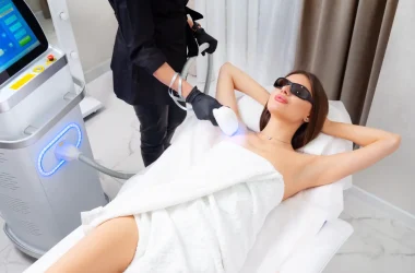 Depilação Conheça 4 Estilos Diferentes de se Depilar - Mulher numa clínica estética fazendo depilação a laser nas axilas