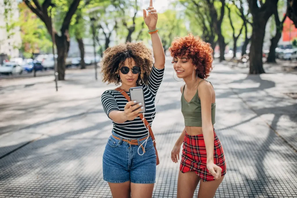 Duas mulheres cacheadas tirando foto