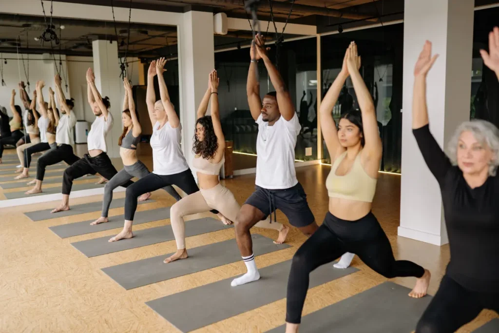 Grupo de pessoas fazendo Yoga