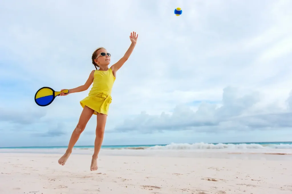 Menina jogando Beach Tennis