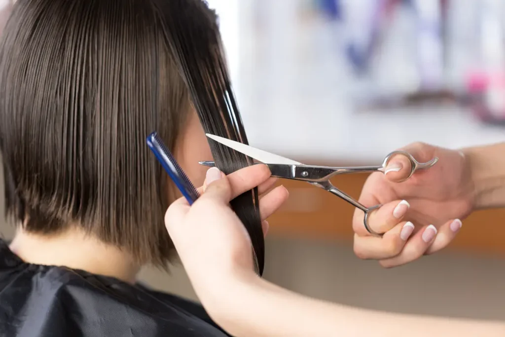 Mulher cortando o cabelo