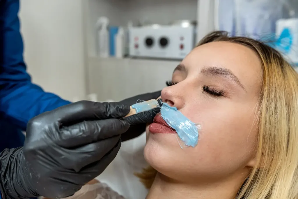 Mulher fazendo depilação no buço