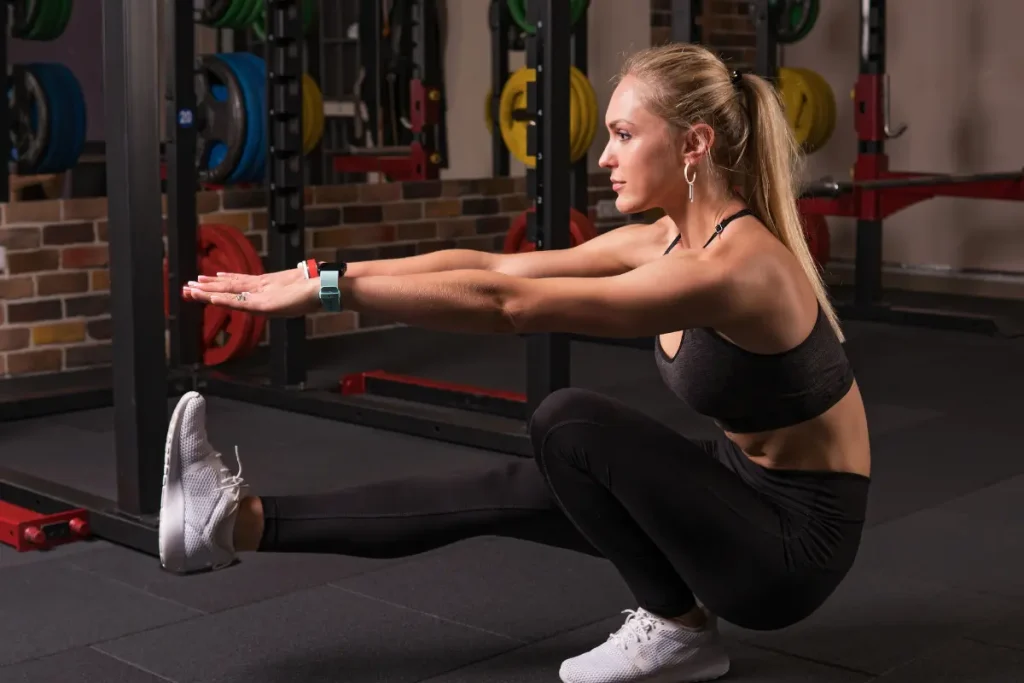 Mulher fazendo exercício de Pistol squats