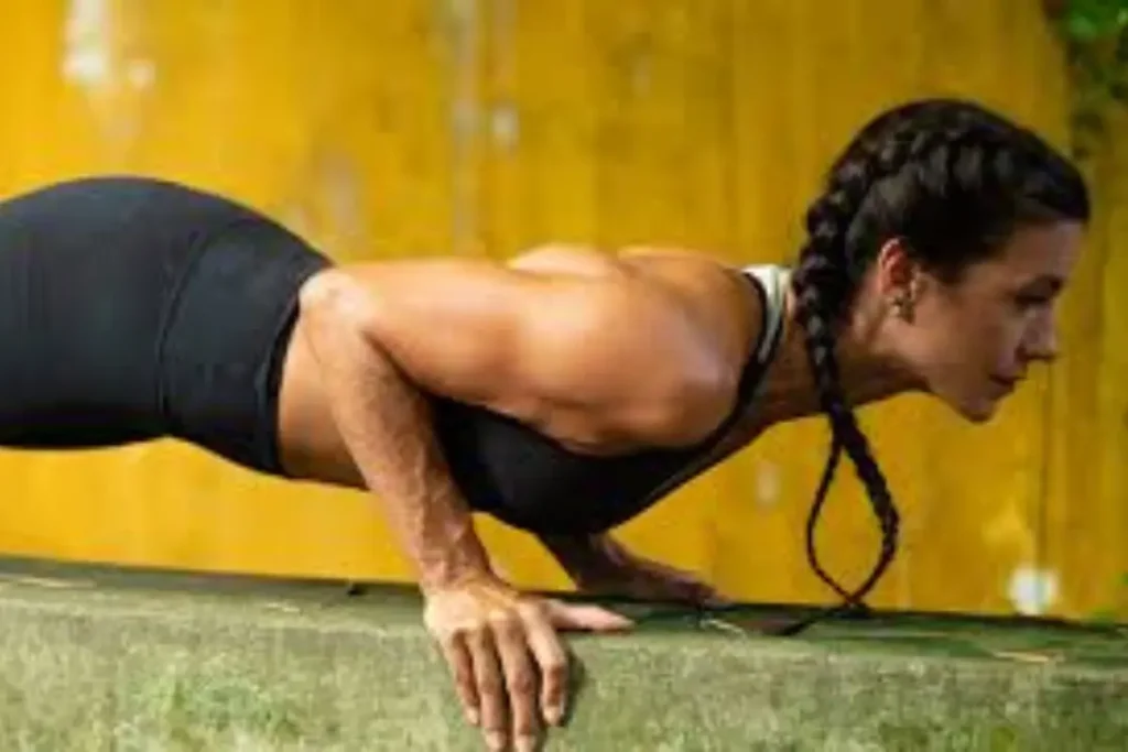 Mulher fazendo exercício no muro