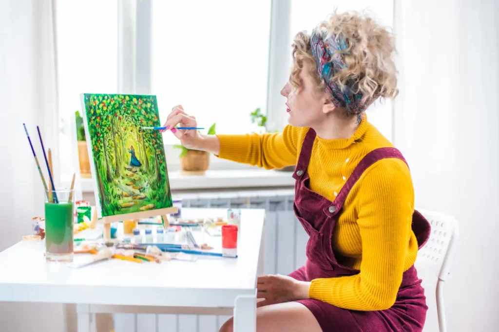 Mulher pintando um quadro