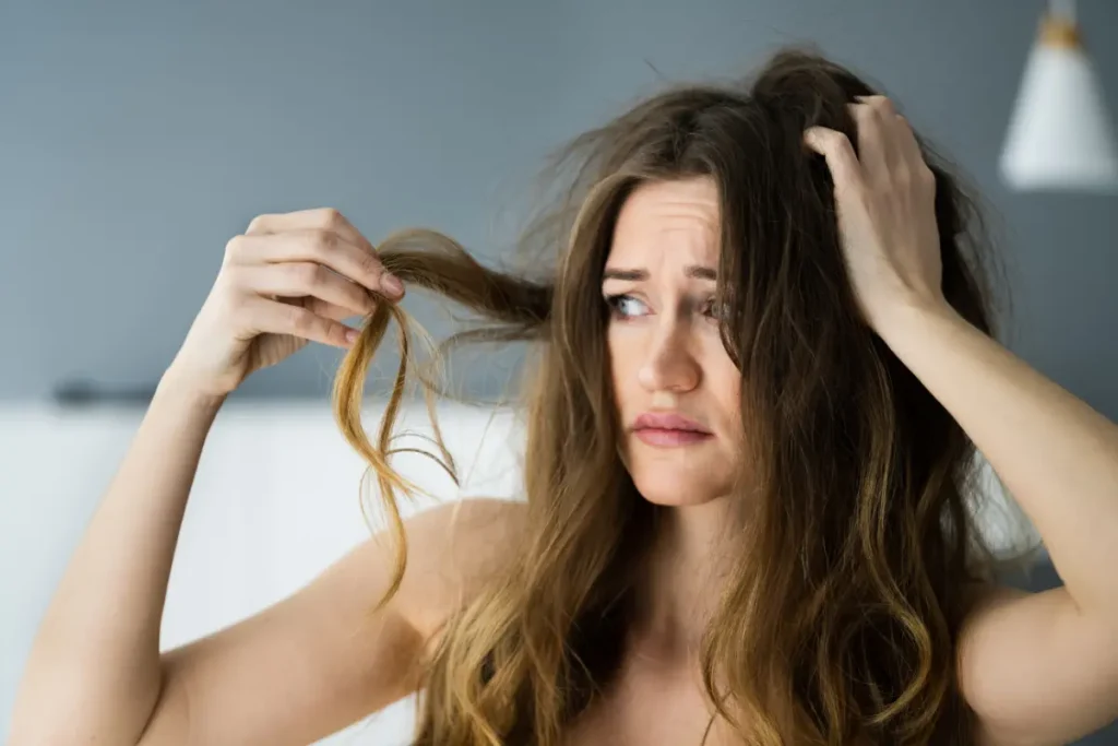 Mulher triste com seu cabelo danificado