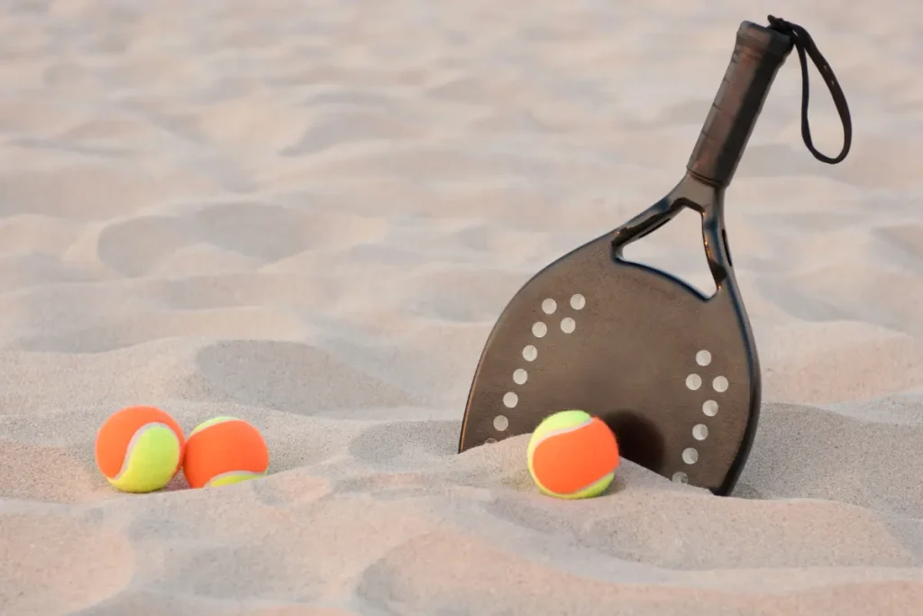 Raquete e bolas de Beach Tennis