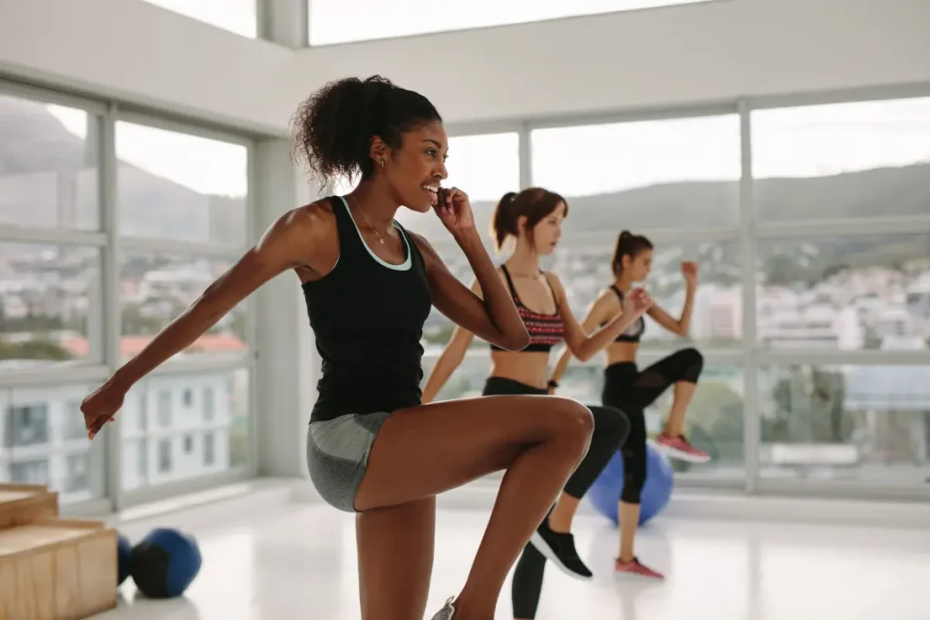 Três mulheres fazendo exercício físico