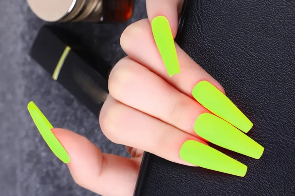 Unhas amarelo neon