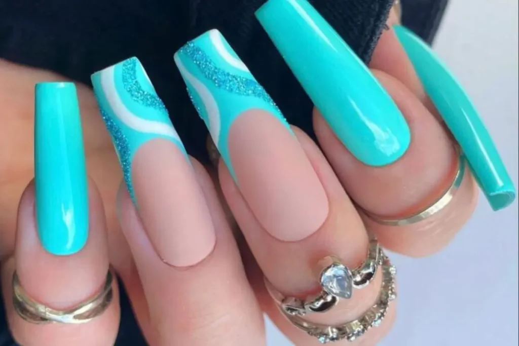 Unhas azul turquesa