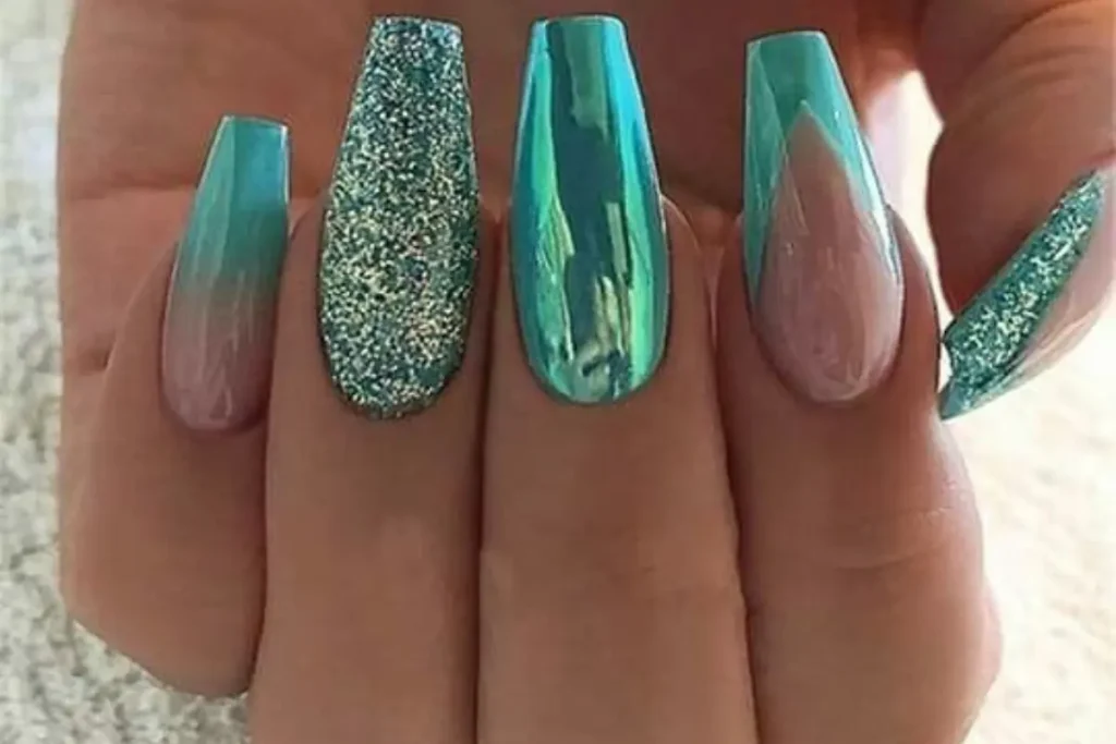 Unhas azul turquesa decoradas com glitter