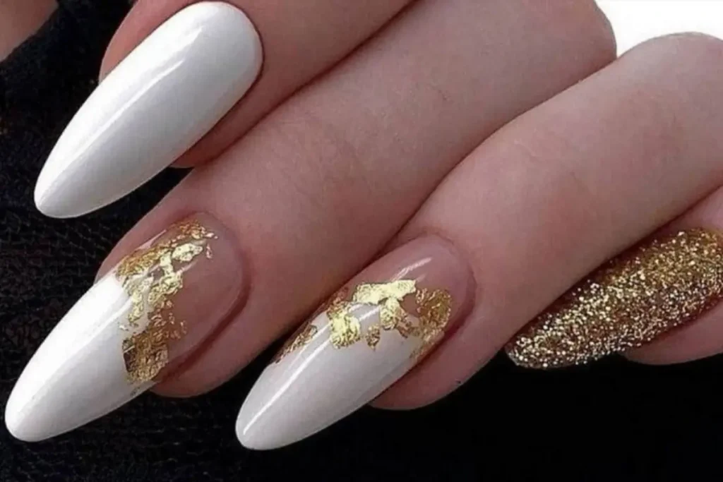 Unhas brancas com dourado decoradas com glitter