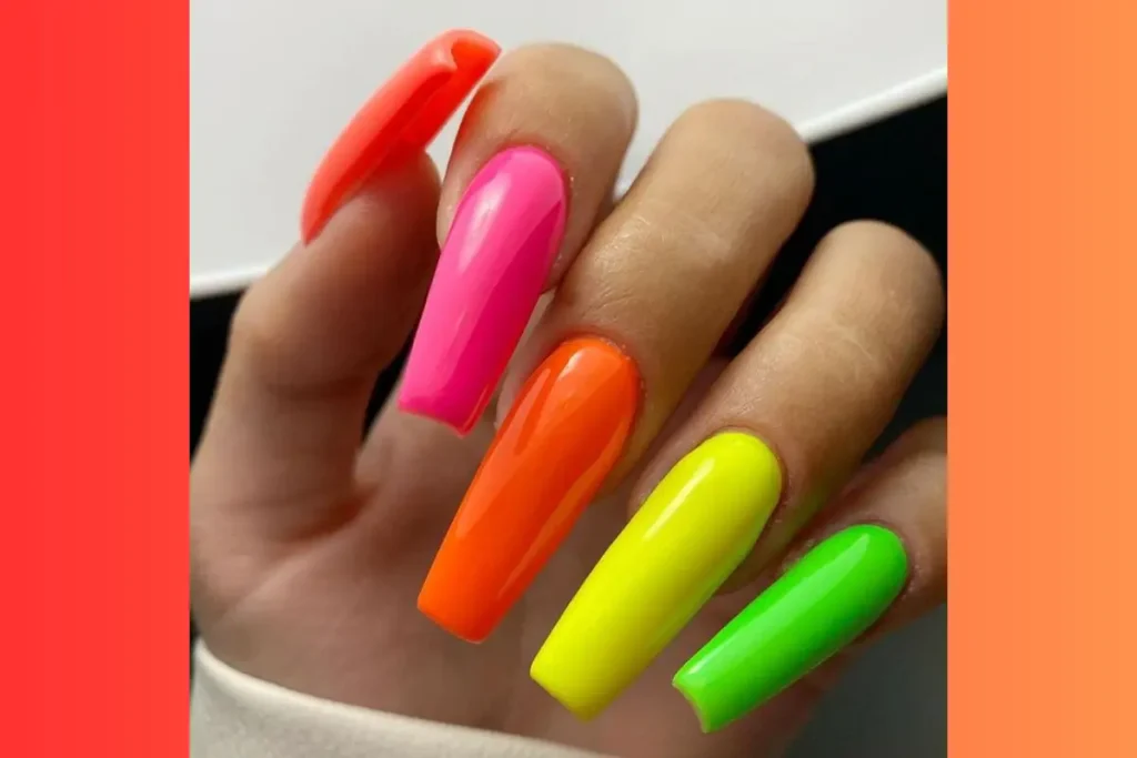 Unhas coloridas na cor verde, amarelo, laranja e rosa choque