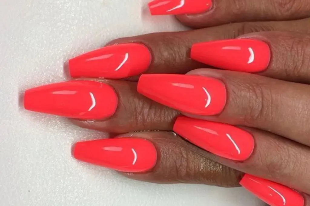 Unhas cor de coral