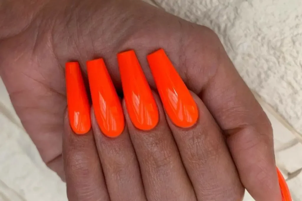 Unhas cor de laranja