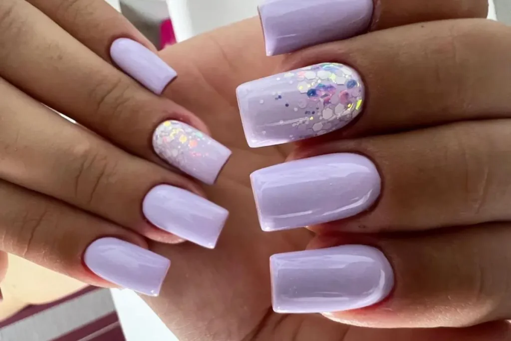 Unhas cor de lavanda