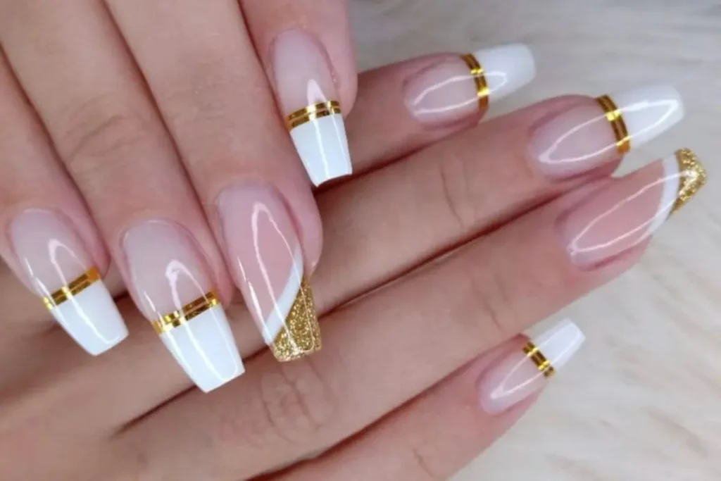 Unhas minimalistas branco com dourado