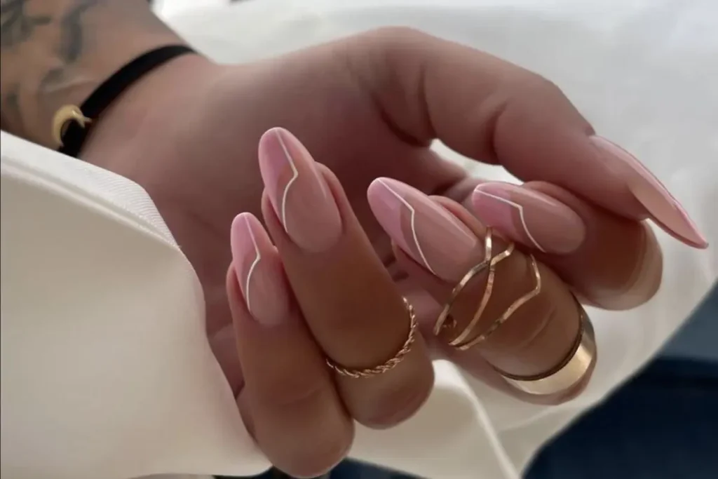 Unhas minimalistas nude com rosa