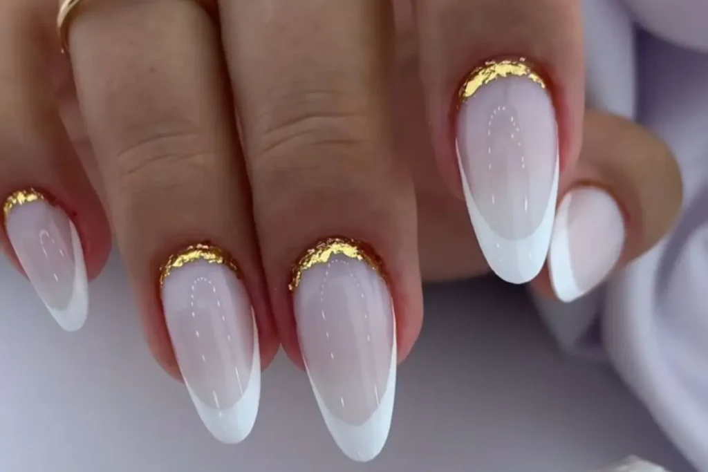 Unhas na cor branco e dourado