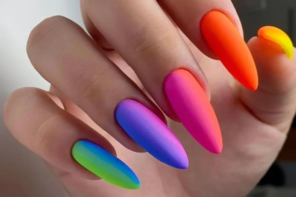 Unhas neon coloridas