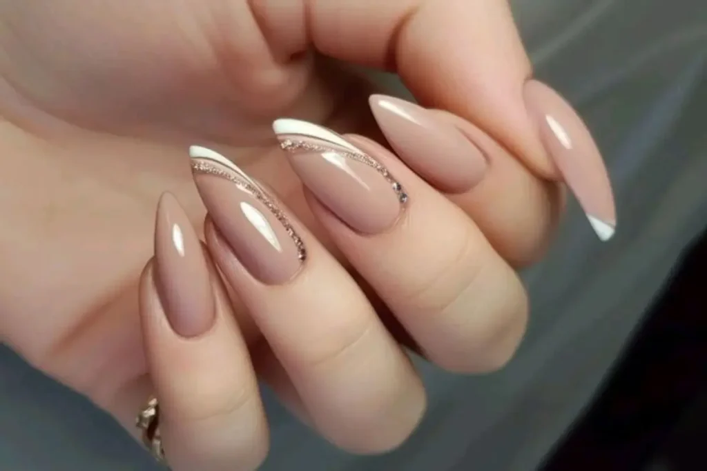 Unhas nude com branco decoradas