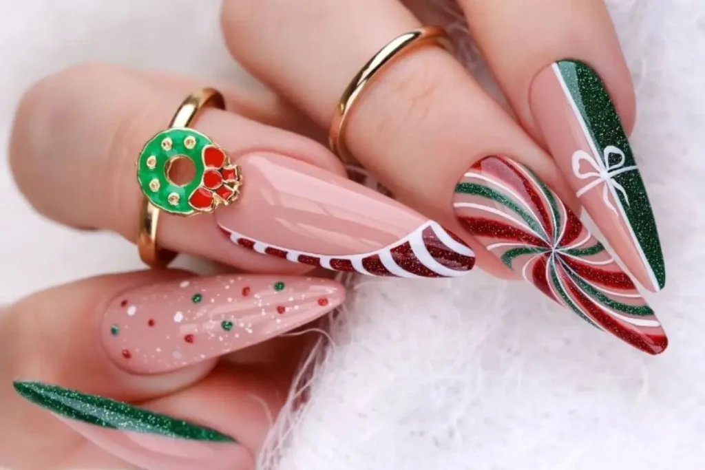 Unhas nude decoradas com estampa de natal