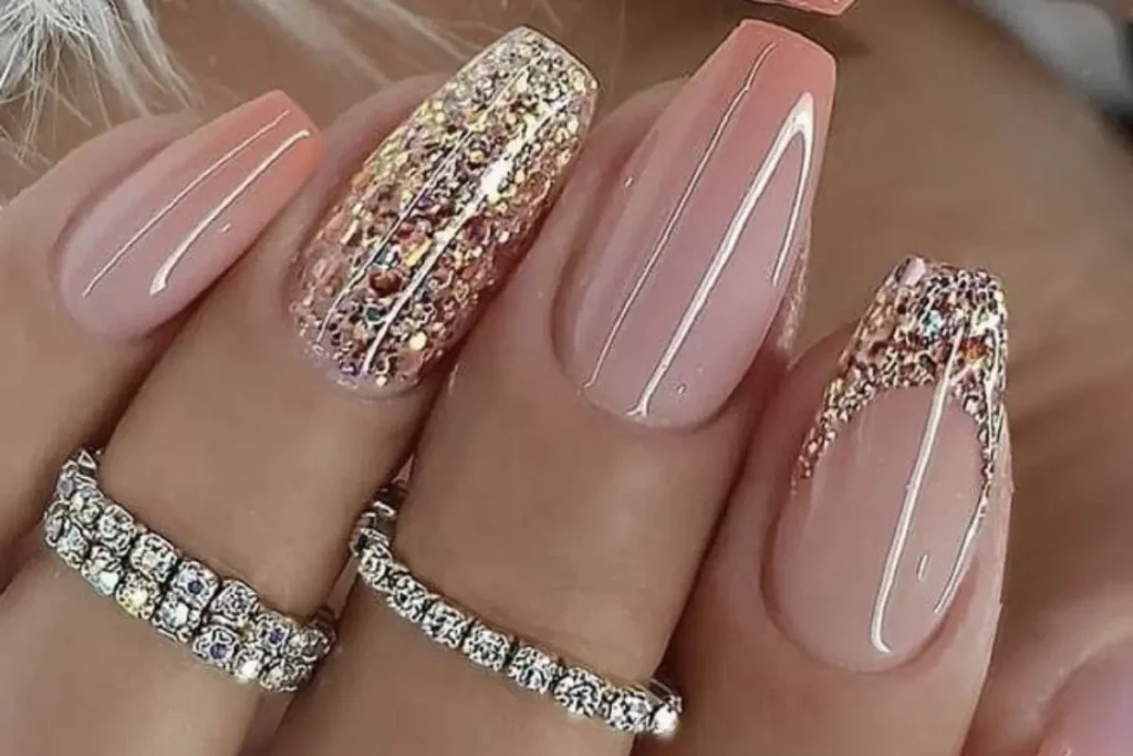 Unhas nude decoradas com gltter