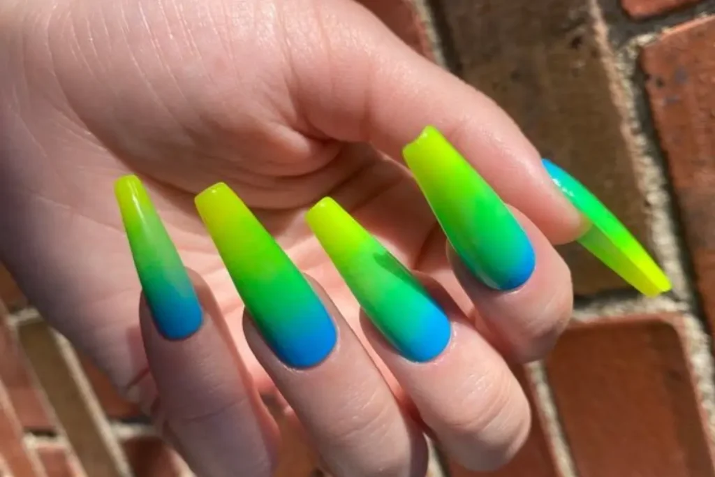 Unhas ombre neon azul, verde e amarelo