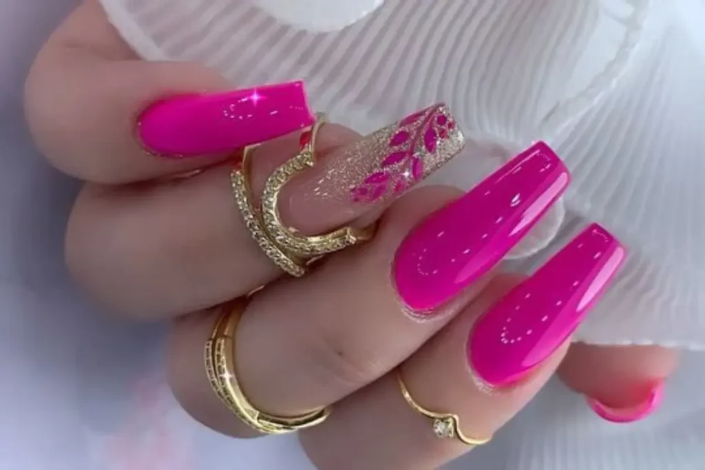 Unhas pink decoradas com glitter