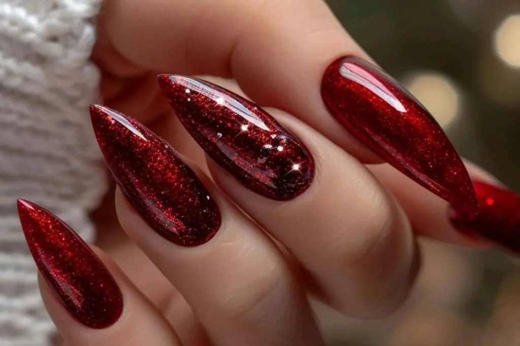 Unhas pintadas de vermelho escuro