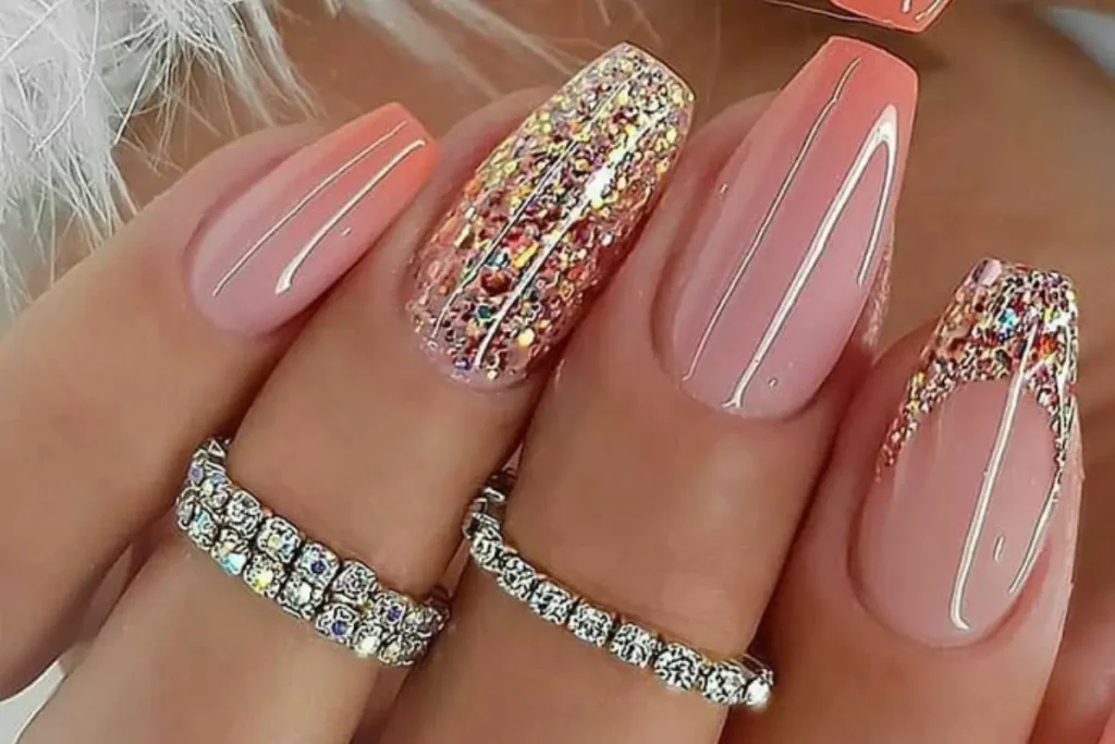 Unhas rosa claro com glitter