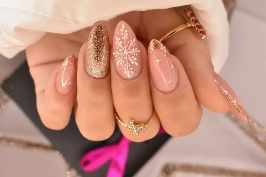 Unhas rosê com dourado