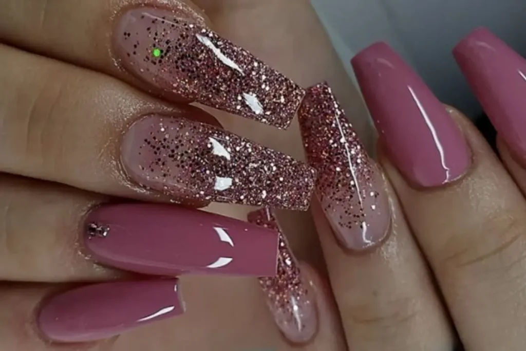 Unhas rose decoradas com glitter