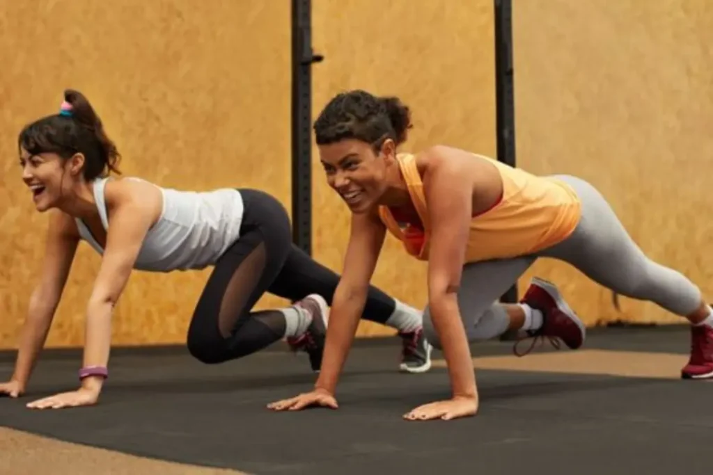 Duas mulheres fazendo exercício físico