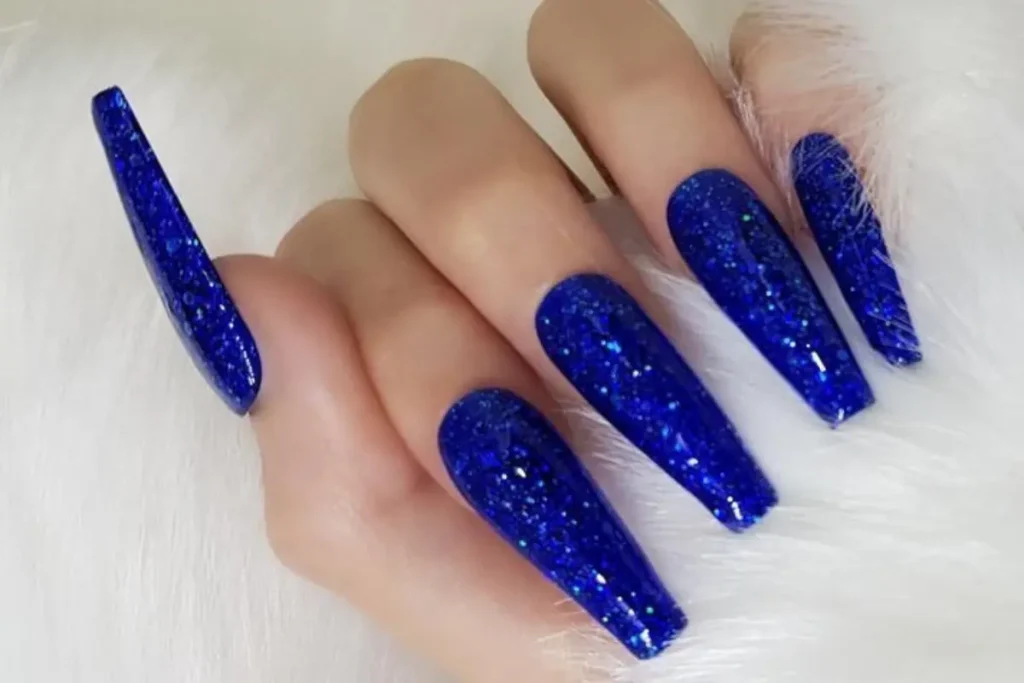 Unhas azuis com decoradas com glitter